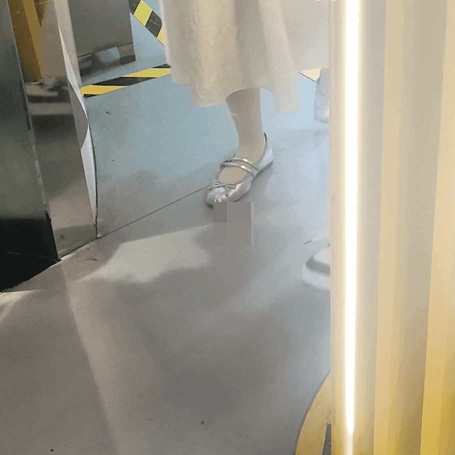 Anime convention women candid crush with leather shoes + Subway entrance women candid crush with sneakers